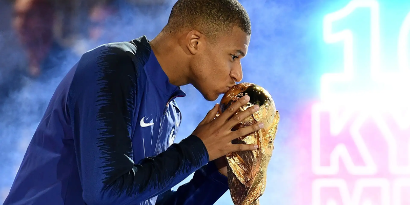 What is the World Cup trophy and its history